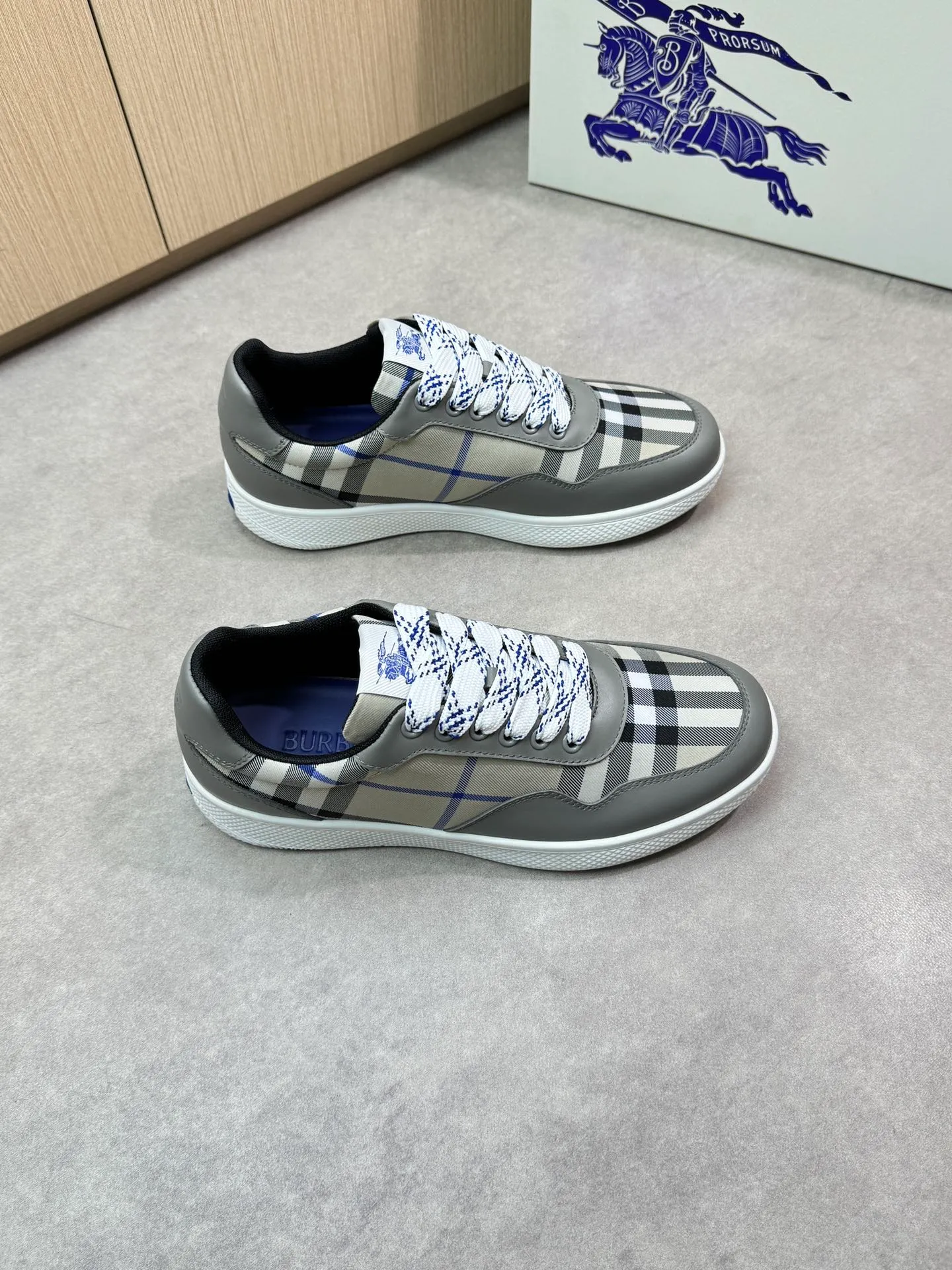 Men's shoes 💰P420💰[BURBERRY] Burberry - High-end quality original 🔍🔍🔍casual sports sneakers - Upper: imported 🔝 Napa calfskin, brand totem cloth, tongue brand cloth label - Lining: brand canvas, foot pad; water-dyed cowhide - Outsole: ultra-light TPR rubber; two-color molded outsole -Ultra-high quality control and fine workmanship: outstanding (high-end, extravagance, class) -Size: 38-44 (45 for men, can be customized)